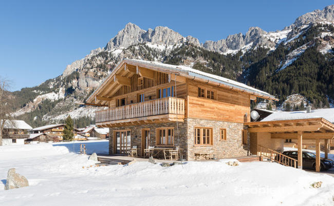 chalet luxury legno facciate pietra ricostruita